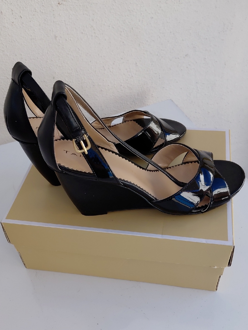 Tahari Gianna Size 8 Black Women's Wedge Sandals